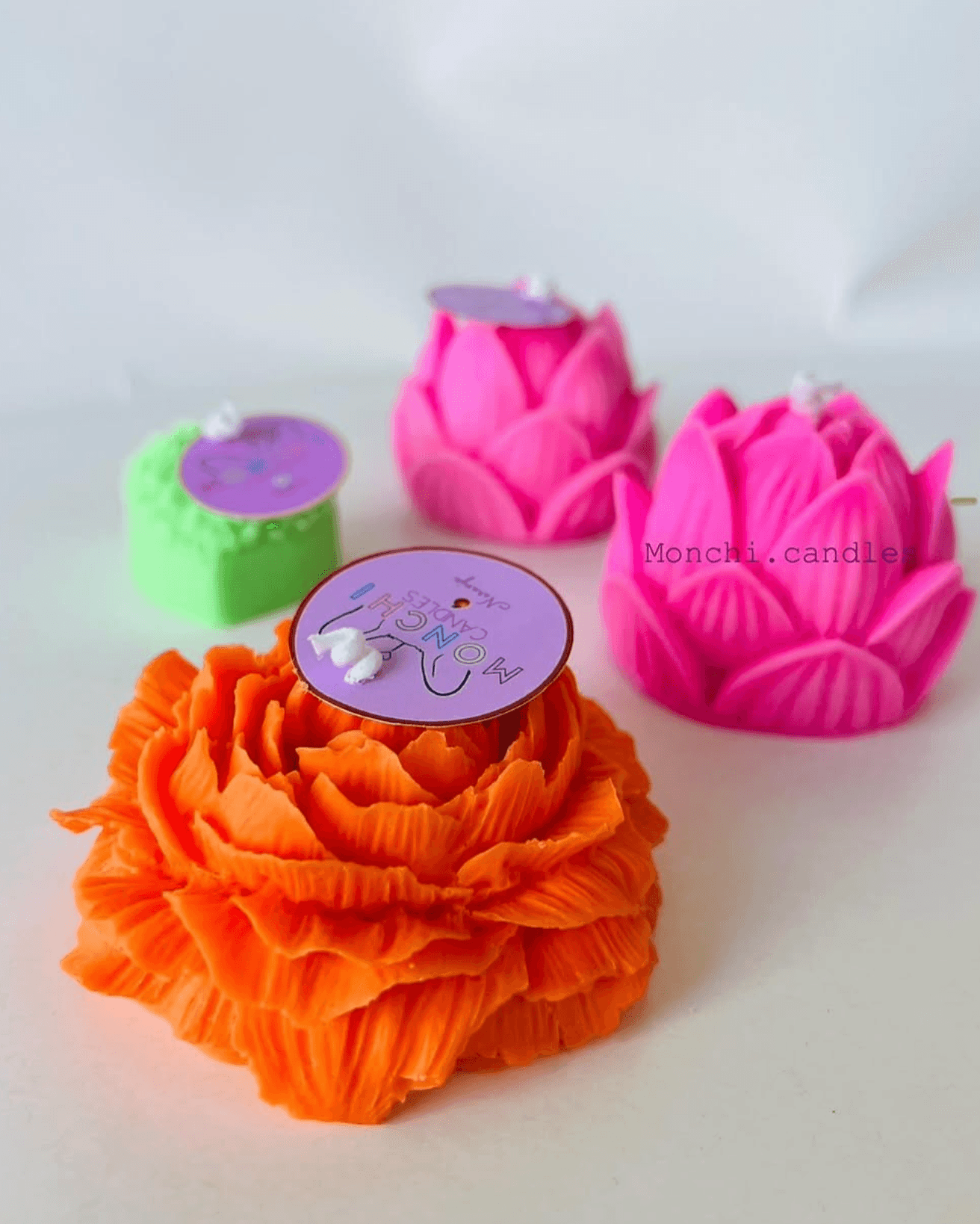 Velas florales naranja, loto rosa y corazón verde