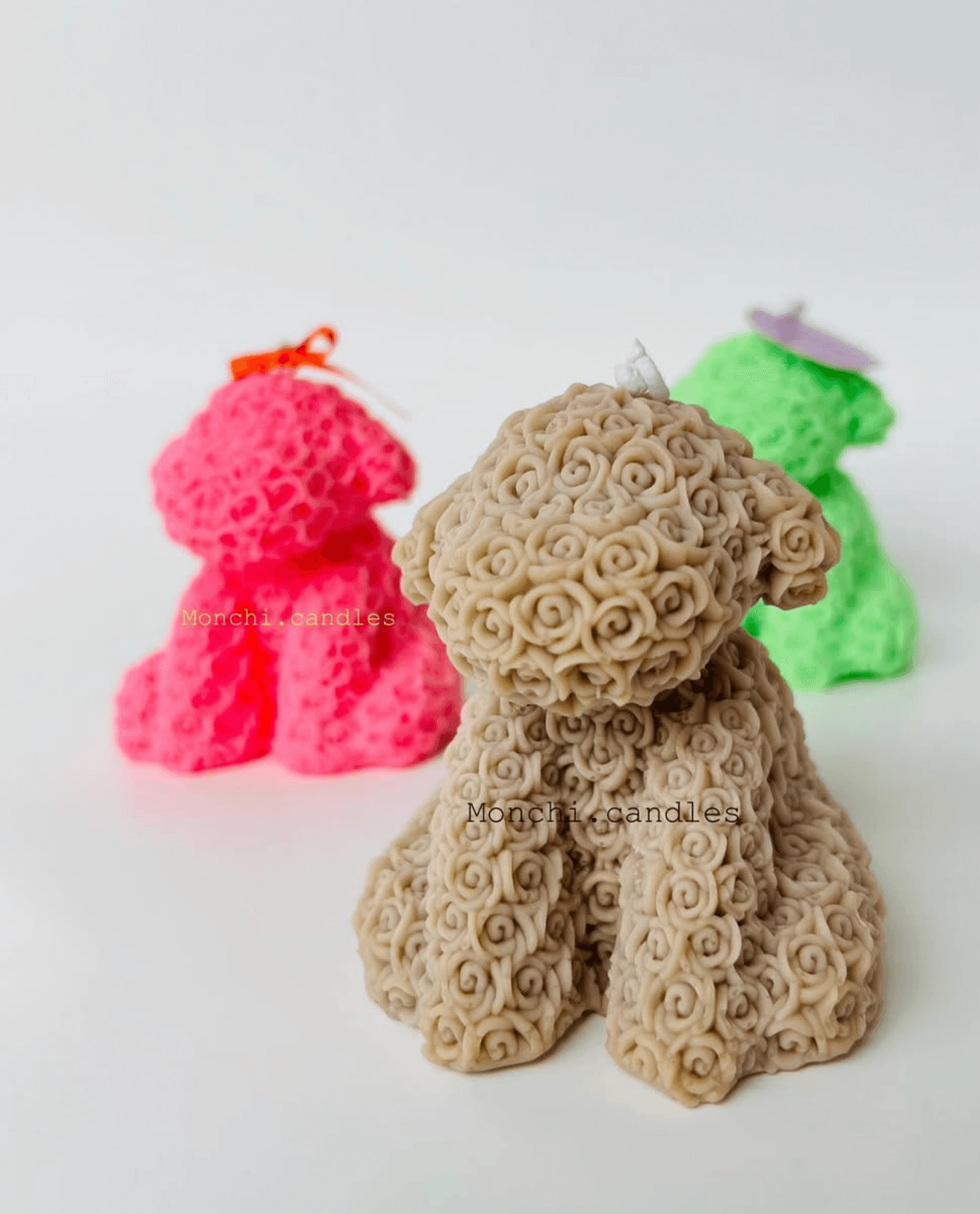 Velas perrito con textura esculpida en beige, rosa y verde